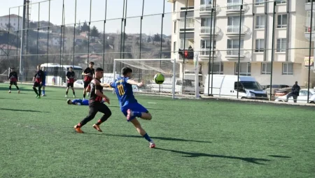 Mamak Belediyesi Futbol Takımı, Karşıyaka İdman Yurdu’nu 2-1 mağlup ederek üst lige çıktı
