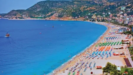 Alanya’da Şubat Sürprizi: Sıcak Hava Plajları Doldurdu!