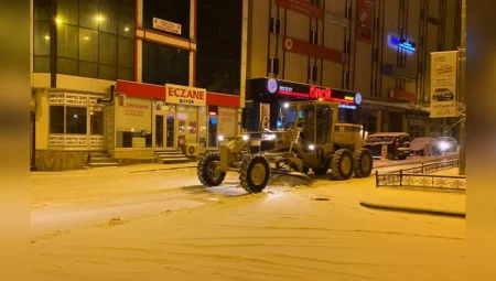 Bayburt’ta Karla Mücadele Çalışmaları Gece Boyunca Devam Etti