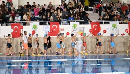 Mamak’ta Havuzlar Arası Yüzme Yarışması Büyük Çekişmeye Sahne Oldu