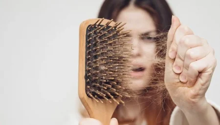Harvard mezunu dermatolog uyardı: Bu üç alışkanlık saç dökülmesine neden oluyor!