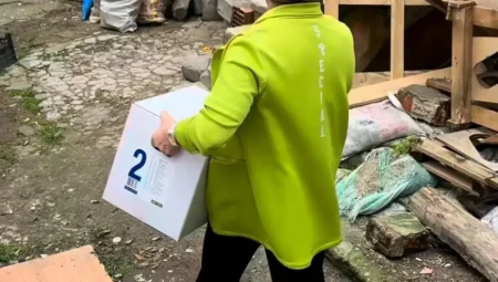 Murat Övüç’ün yardım kolisi dağıtımına tepki: ‘Her sene aynı şeyi yapıyor’