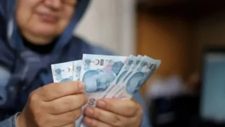 Emekli bayram ikramiyesi 2025 ne kadar olacak? Ödeme tarihi belli oldu