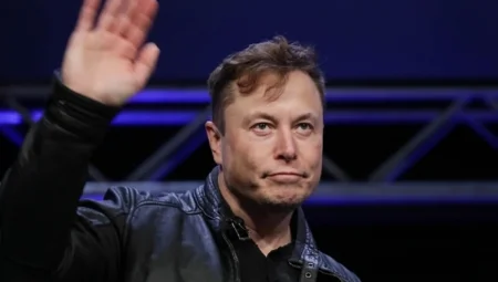 Elon Musk’ın Aşırı Sağcı Duruşu, Servetini Yüz Milyarlarca Dolar Azaltarak Tesla Satışlarını Düşürdü