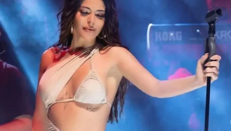 Simge Sağın’ın son fotoğrafları tartışma yarattı: Photoshop abartıldı mı?