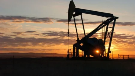 Petrol, altı ayın en düşük seviyesine yakın işlem görüyor