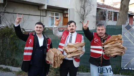 MHP Beykoz’dan Ramazan Dayanışması: Vatandaşlara Sürpriz Pide İkramı