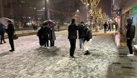 Uşak’ta Kar Yağışı Etkisini Gösteriyor, Sıcaklıklar Düşüşte