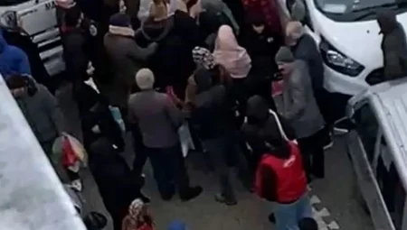 Iğdır’da pazarcı kadınların yer kavgası kameraya yansıdı