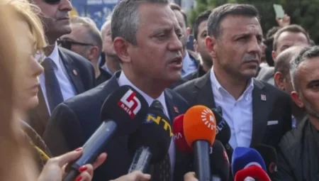 Özgür Özel’den Yusuf Tekin’e sert tepki: ‘Öğrencilerin elinde çubuk bile yoktu’